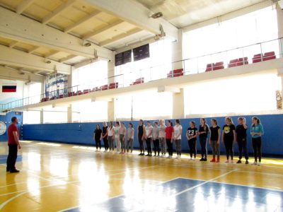 Проведение соревнований по волейболу между командами девушек