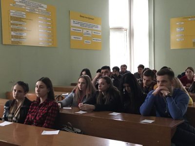 Инспекторы ГИБДД напомнили студентам института о правилах безопасности дорожного движения