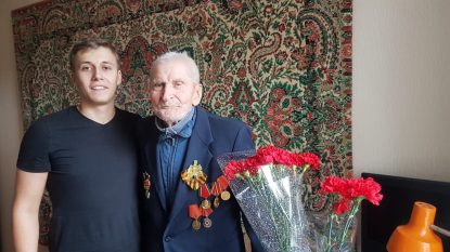 Студенты Ставропольского института кооперации поздравили с 23 февраля ветерана Великой Отечественной Войны