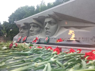 Возложение цветов у Вечного огня