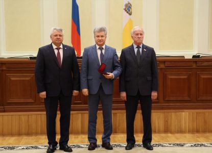 Директору Ставропольского института кооперации, профессору Виктору Николаевичу Глазу вручены нагрудный знак и удостоверение «Заслуженного работника высшей школы РФ»