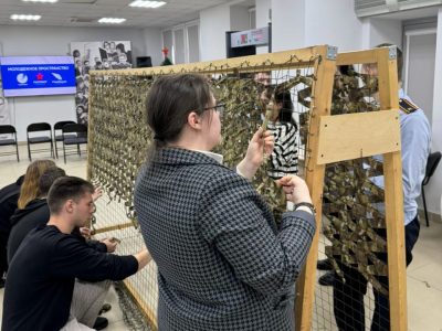 Волонтерский отряд «Альтруист» принял участие в мастер-классах по изготовлению маскировочных сетей для участников СВО