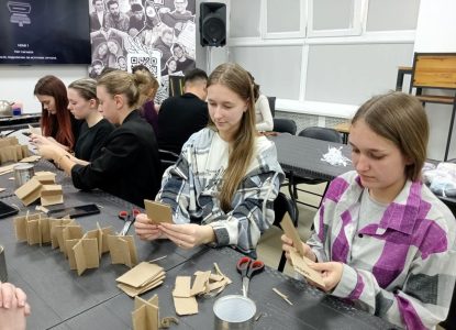 Участники волонтерского отряда «Альтруист» прошли обучение по изготовлению полевых свечей