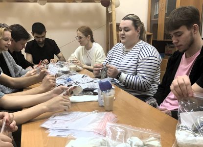 Студенты Ставропольского института кооперации собрали гуманитарную посылку для российских военнослужащих