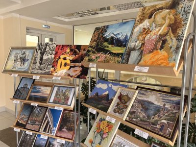 В читальном зале Ставропольского института кооперации открылась выставка студенческих работ