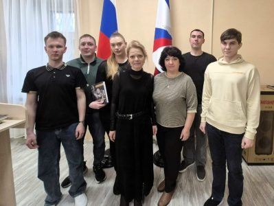 Студенты юридического факультета под руководством декана, профессора Заремы Руслановны Кочкаровой посетили литературную встречу