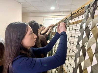 Студенты факультета среднего профессионального образования начали плести очередную маскировочную сеть для российских военнослужащих