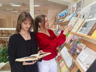 В библиотечно-информационном центре института открылась выставка, посвященная Пушкинскому дню