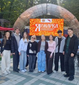 Студенты Ставропольского института кооперации приняли участие в «Ярмарке некоммерческих и общественных организаций»